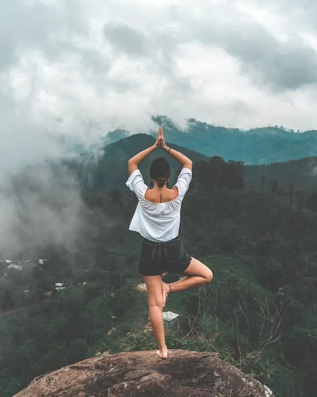 Mujer haciendo Yoga en Monte