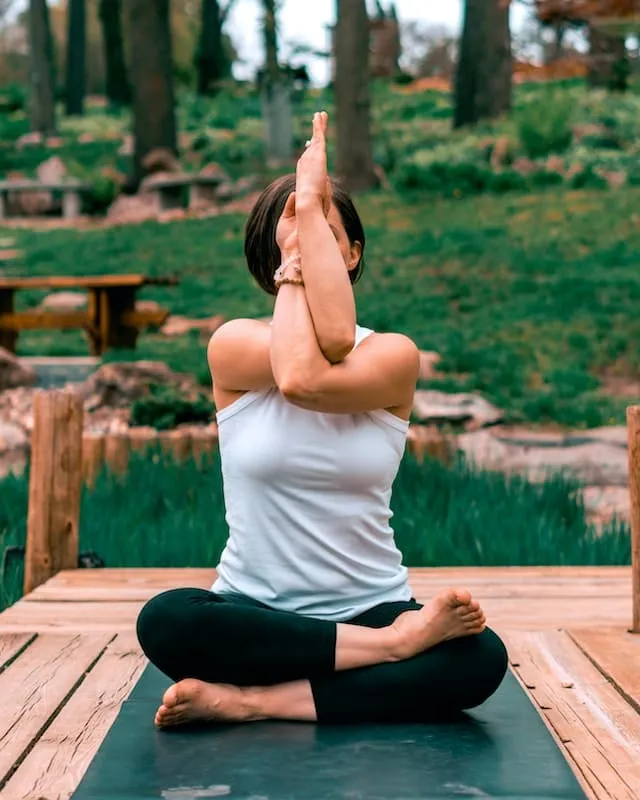 Mujer haciendo Yoga Naturaleza