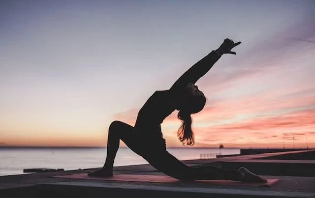 Mujer haciendo Yoga en Playa